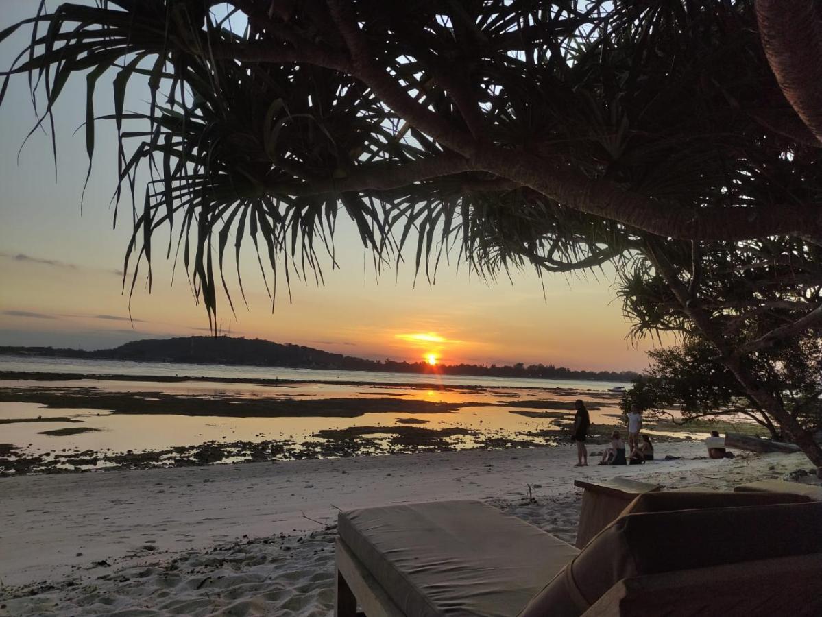 Bungalow Cafe Gili Beachfront Gili Meno Exterior photo
